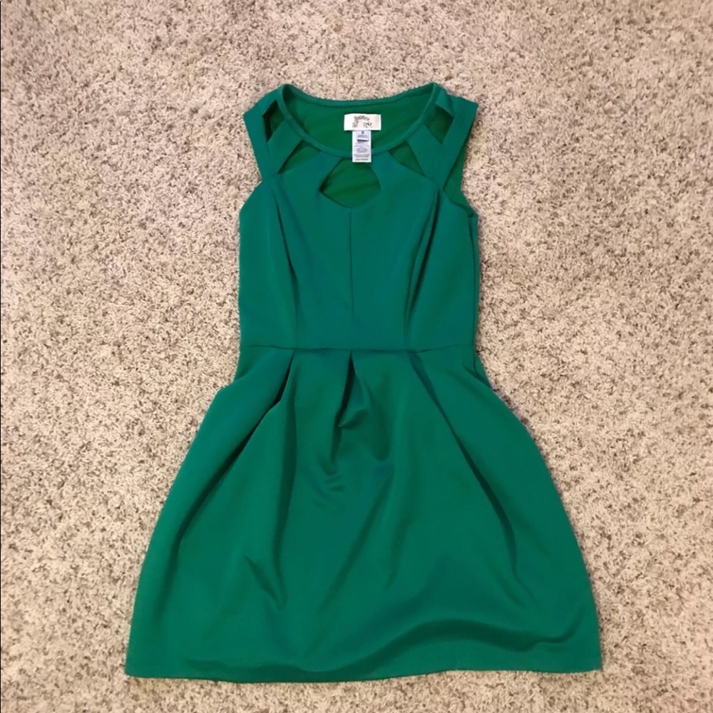 green dress